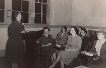 Elizabeth Utterback teaching English class
